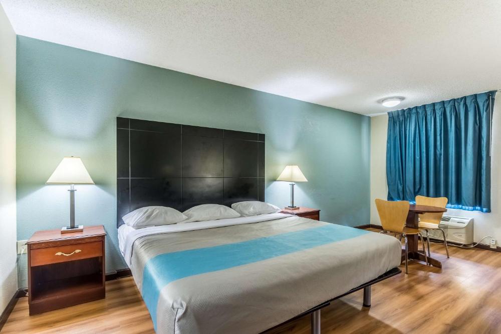 Deluxe King Room - Smoking interior