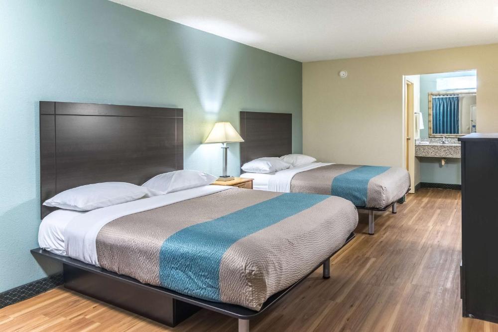 Queen Room with Two Queen Beds - Non-Smoking interior